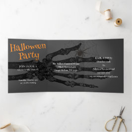 Voer op eigen risico Halloween Party in Drieluik Uitnodiging