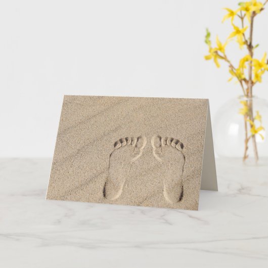 Voetafdruk in de baarzand en de geboorte kaart (Gele Bloem)