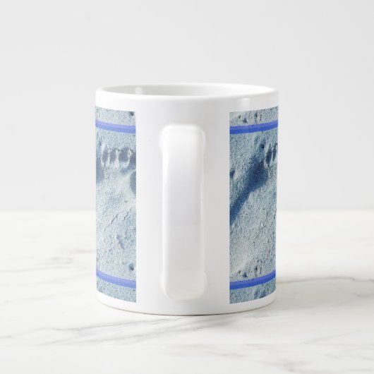 Voetafdruk in de zand grote koffiekop (Achterkant)