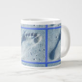 Voetafdruk in de zand grote koffiekop (Voorkant rechts)