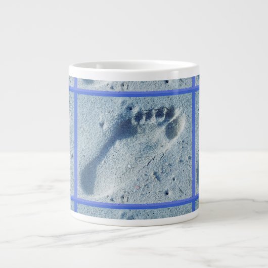 Voetafdruk in de zand grote koffiekop (Voorkant)