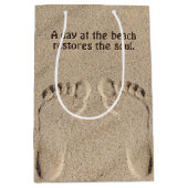 Voetafdruk in zand met Beach Quote Medium Cadeauzakje (Voorkant)