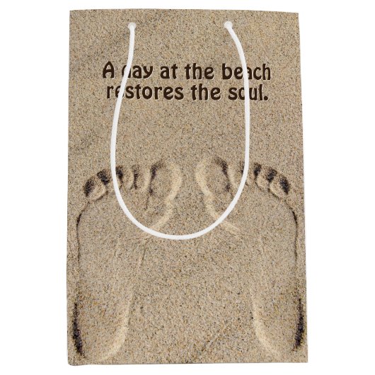 Voetafdruk in zand met Beach Quote Medium Cadeauzakje (Voorkant)