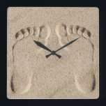 Voetafdruk in zand vierkante klok<br><div class="desc">Zijvoetafdruk in strandzand.</div>