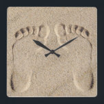Voetafdruk in zand vierkante klok<br><div class="desc">Zijvoetafdruk in strandzand.</div>