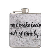 Voetafdruk op de zand-kolf heupfles (Voorkant)