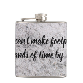 Voetafdruk op de zand-kolf heupfles