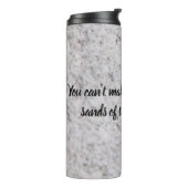 Voetafdruk op de zand-thermische getumbler thermosbeker (Gedraaid links)