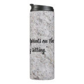 Voetafdruk op de zand-thermische getumbler thermosbeker (Geroteerd rechts)