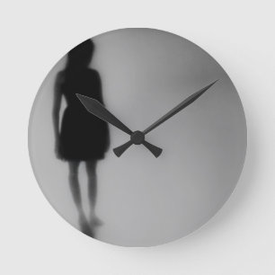 Voetafdrukken die in mist verdwijnen ronde klok