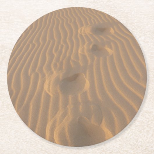 Voetafdrukken in het strand van Sand Dunes Ronde Kartonnen Onderzetter (Voorkant)