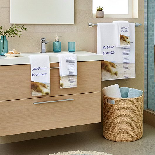 voetafdrukken in het zand bad handdoek