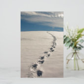 Voetafdrukken in het zand briefpapier (Staand voorkant)