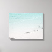 Voetafdrukken in het Zand met Oceaan op het strand Canvas Afdruk (Voorkant)