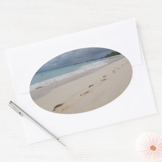 Voetafdrukken in Sand Beach Ovale Sticker (Envelop)