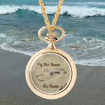 Voetafdrukken in Sand Kiss Zes en haar namen Horloge<br><div class="desc">Twee voetafdrukken in het zand, perfect opgesteld als een kus, te zien op dit prachtige fotografische horloge. Pas het aan met uw namen voor een echt uniek en romantisch geschenk - perfect voor verjaardagen of jubilea. Ze zal er dol op zijn, en er is zelfs een zakhorloge-optie voor hem of...</div>