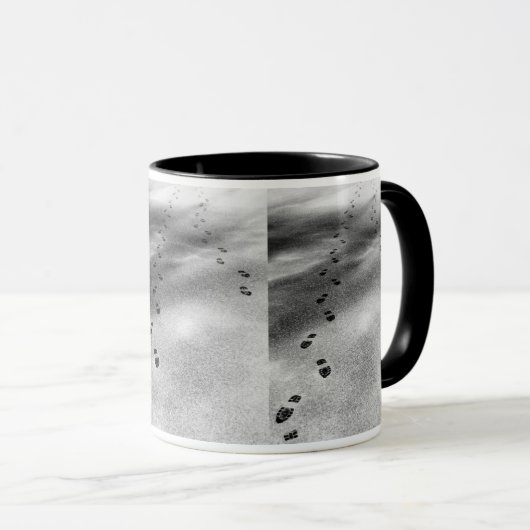 Voetafdrukken in sneeuw mok (Voorkant rechts)