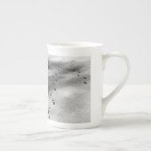 Voetafdrukken in sneeuw porselein kop (Rechts)