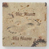 Voetafdrukken in Zand en Haar Namen Natuurlijk Stenen Onderzetter (Voorkant)