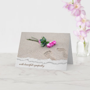 Voetafdrukken in zand en sympathierozen kaart