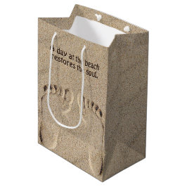 Voetafdrukken in zand met strandcitaat medium cadeauzakje