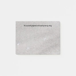 voetafdrukken op de zand Post die het aanneemt Post-it® Notes