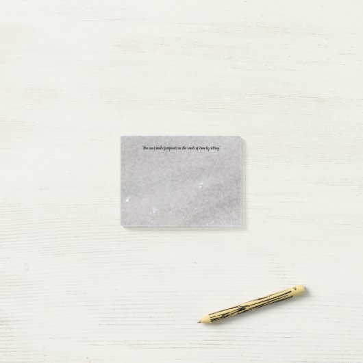 voetafdrukken op de zand Post die het aanneemt Post-it® Notes (Op bureau)