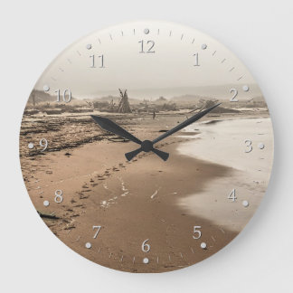 Voetafdrukken op een Foggy Beach Grote Klok