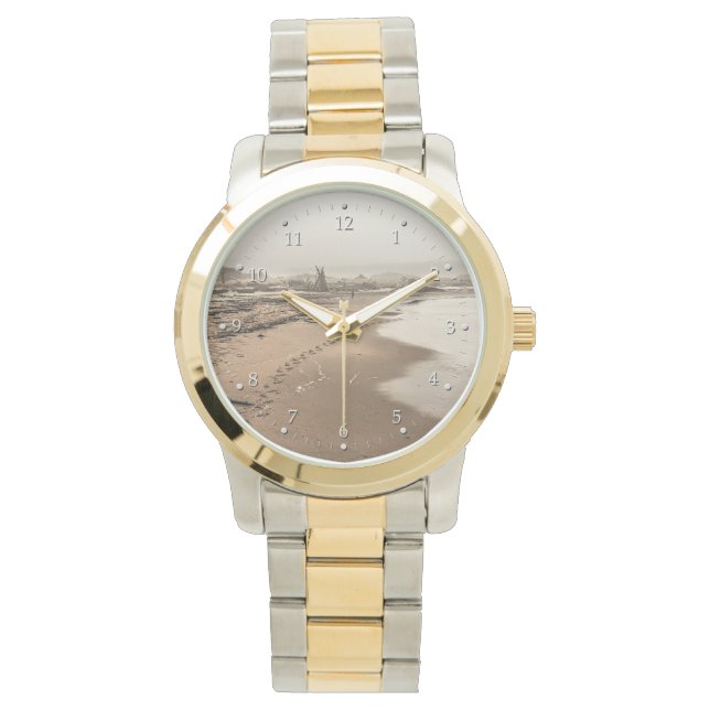 Voetafdrukken op een Foggy Beach Watch Horloge (Voorkant)