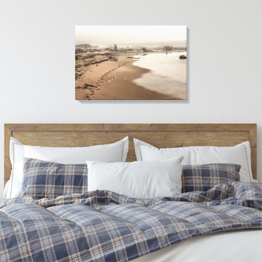 Voetafdrukken op een foto van een Foggy Beach Canv Canvas Afdruk (Insitu (Slaapkamer))