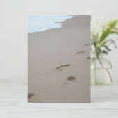 Voetafdrukken op een wit strand in Mozambique Bedankkaart (Staand voorkant)