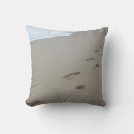 Voetafdrukken op een wit strand in Mozambique Kussen