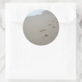 Voetafdrukken op een wit strand in Mozambique Ronde Sticker (Tas)