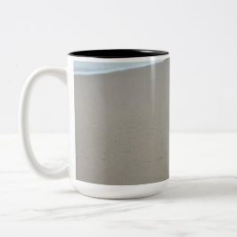 Voetafdrukken op een wit strand in Mozambique Tweekleurige Koffiemok