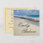 voetafdrukken op het strand huwelijksuitnodiging kaart (Voorkant / Achterkant)