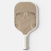 Voetafdrukken op het strand in het zand pickleball paddle (Achterkant)
