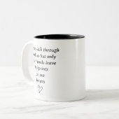 Voetafdrukken op onze harten tweekleurige koffiemok (Voorkant links)