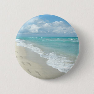 Voetafdrukken op White Sandy Beach, Schilderachtig Ronde Button 5,7 Cm