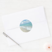Voetafdrukken op White Sandy Beach, Schilderachtig Ronde Sticker (Envelop)