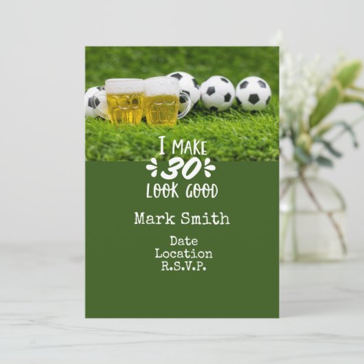 Voetbal 30e Verjaardagskaart met ballen op groen Kaart (Staand voorkant)