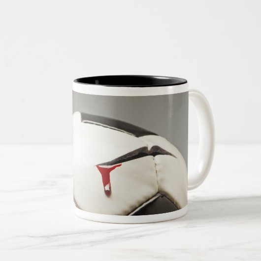 Voetbal 3 tweekleurige koffiemok (Voorkant rechts)