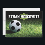Voetbal Bar Mitzvah Gevouwen Dank u Kaart 2<br><div class="desc">Dit gepersonaliseerde voetbalthema Bar Mitzvah bedankkaart (gevouwen briefkaart) ontwerp heeft een nachtelijk voetbalstadion met een groen grasveld met een zwart-wit voetbal dat op het gras in de linkerbenedenhoek zit. Onder de naam van de Bar Mitzvah bevindt zich een bleke groene davidster in het wit in een sportstijl met accentlettertype. Deze...</div>