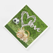 Voetbal bruiloft gethematiseerd met bal op groen servet (Hoek)