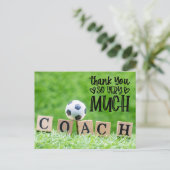 Voetbal dank coach met bal op groen briefkaart (Staand voorkant)
