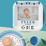 Voetbal Een eerste verjaardag Foto van Birthday Pa Papieren Bordje<br><div class="desc">Voetbal Een eerste verjaardag Foto van Birthday Party Paper Borden. De borden van de de verjaardagspartij van de klap voor de 1e verjaardag met een douanefoto. Het ontwerp is voorzien van een voetbal en een afvapende vlag in witte en blauwe kleuren. Football-thema verjaardagsfeest. Pas de foto en de naam van...</div>