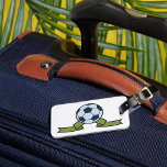 Voetbal en lint Bagagelabels<br><div class="desc">Dit ontwerp is van een voetbal en lint. Het wordt een beetje als een spandoek gedaan. Het lint is groen en in het midden komt het tot een voetbal. Dit voetbal en lint ontwerp ziet er geweldig uit op deze bagagelabels. Perfect voor jezelf of als cadeau</div>