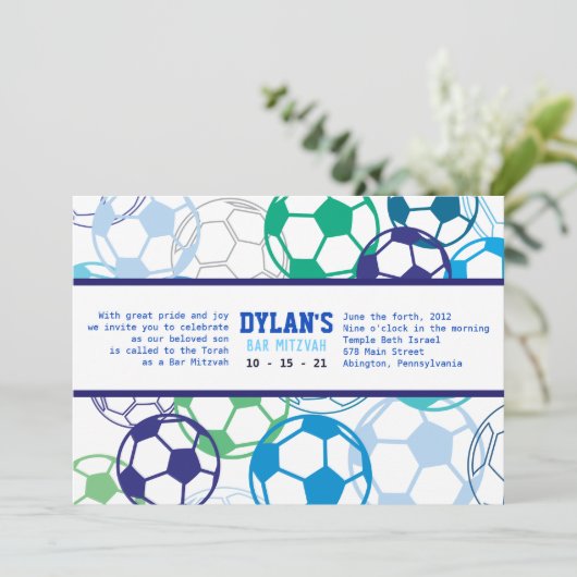 Voetbal Gekleurde Bar Bat Mitswa Uitnodiging (Staand voorkant)