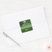 Voetbal Gelukkige Verjaardag met bal op groen Fees Vierkante Sticker (Envelop)