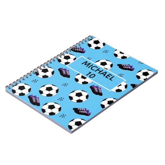 Voetbal gepersonaliseerde naam en nummer blauw notitieboek (Linkerzijde)