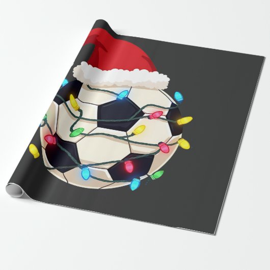 Voetbal gewikkeld in kerstverlichting Voetballer  Cadeaupapier (Uitgerold)